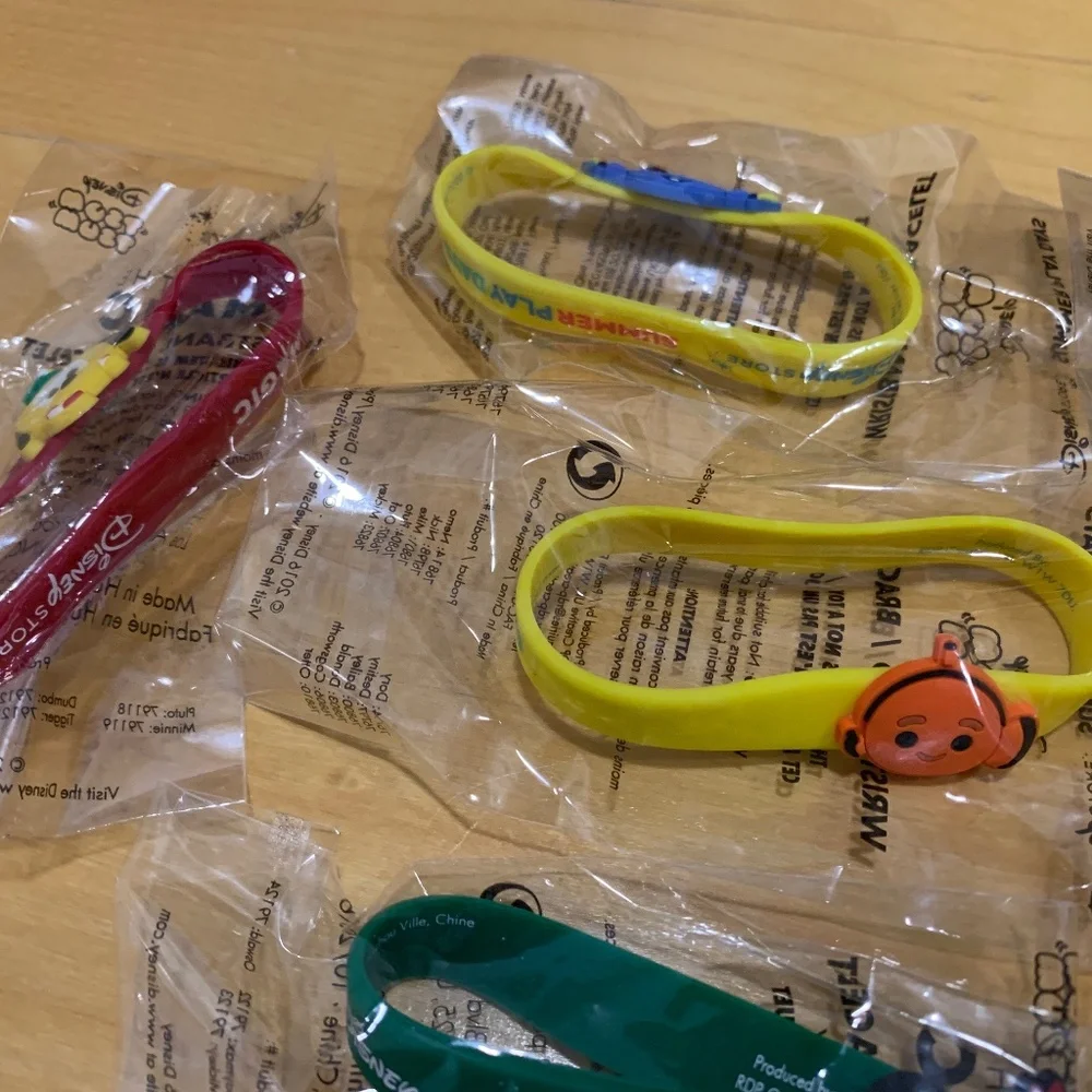 NEW Disney Store Tsum Wristband Bundle - Finding Dori and Christmas